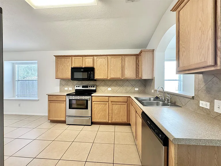 1015 Aiken Dr — Photo 9