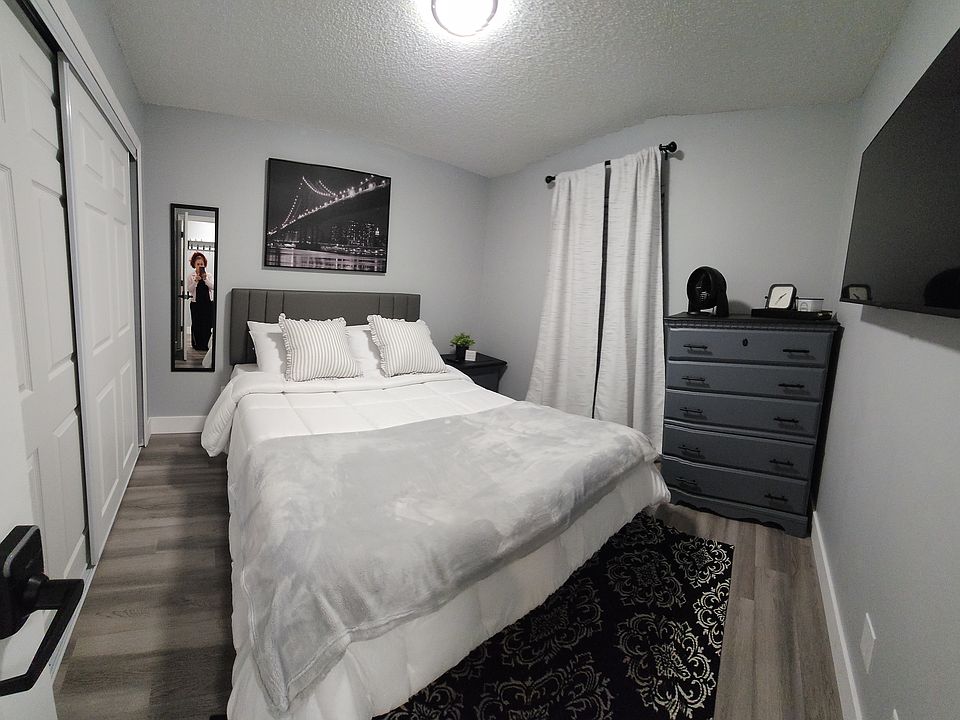 Beautiful furnished room available in a clean, well-maintained home. Everything is brand new, offering a fresh, modern, and comfortable living space.