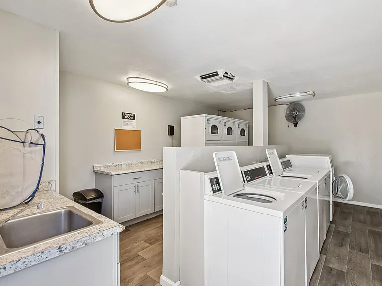 Escondido Apartments — Photo 11