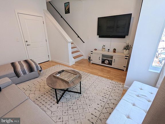 3rd image of 1606 Ogden St #B