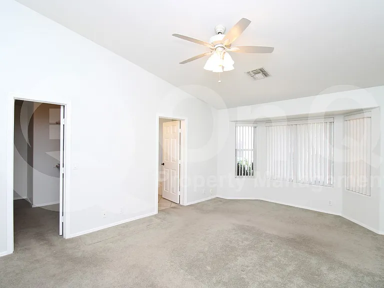 913 E Gary Ln — Photo 8