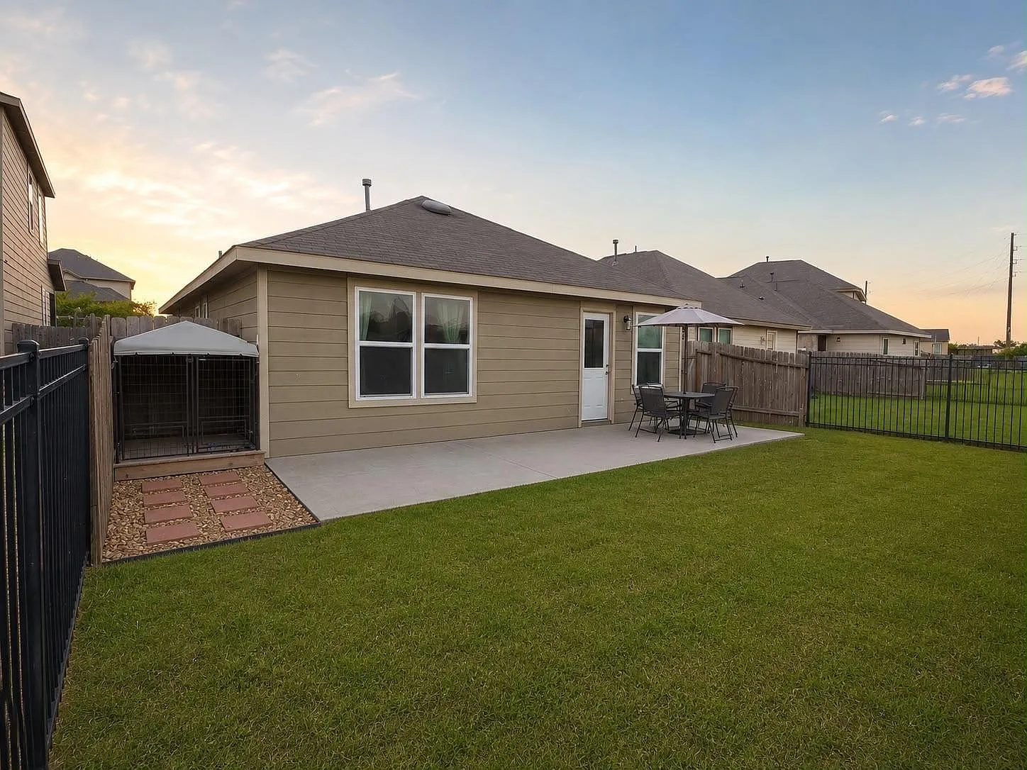 3 bed, 2.0 bath, 1590 sqft, $2,000 — Photo 3