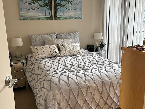 4th image of 977 Mainland St #1001