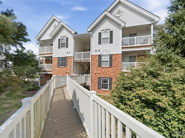 450 Benton Dr APT J, Saint Peters, MO 63376