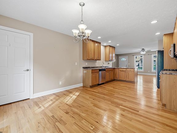 4th image of 305 Butler Dr