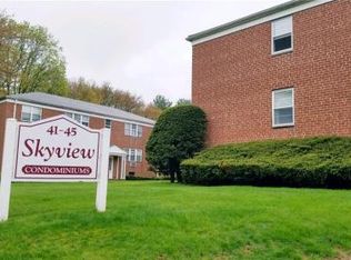 45 Sky View Dr APT 4, West Hartford, CT 06117