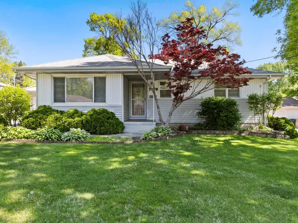 7109 Maple Dr, Urbandale, IA 50322