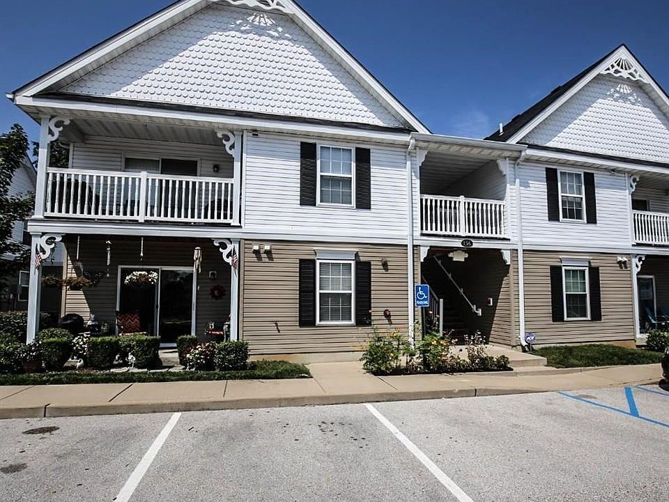 Great Location ~ Tennis ~ Basketball ~ Pool ~ Walking Distance to Shopping.