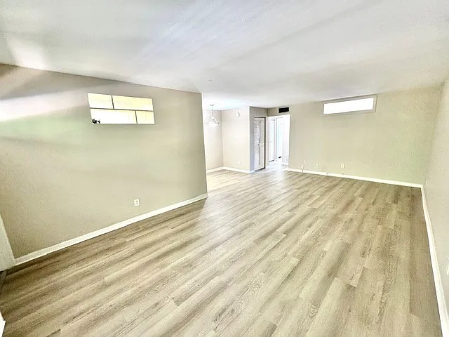 Devon Manor Apartments — Photo 21