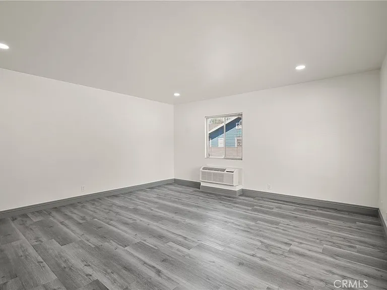 14335 Hamlin St — Photo 6