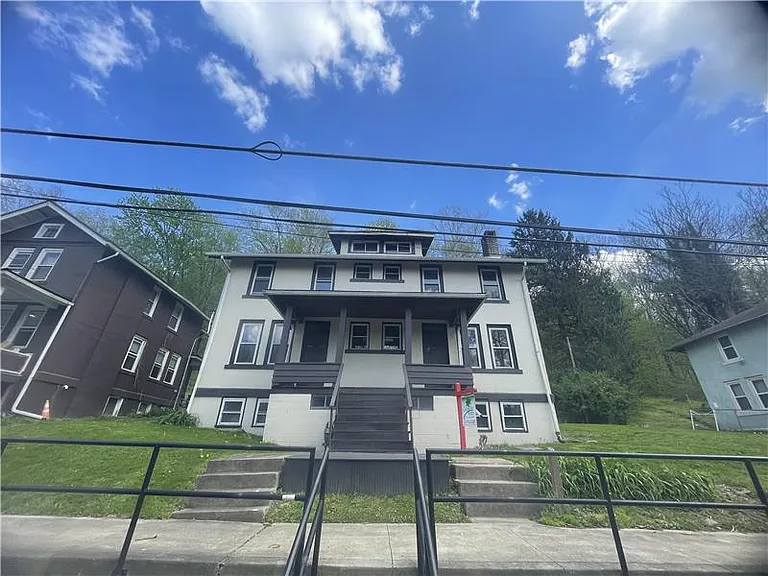 466 Hill St — Photo 2