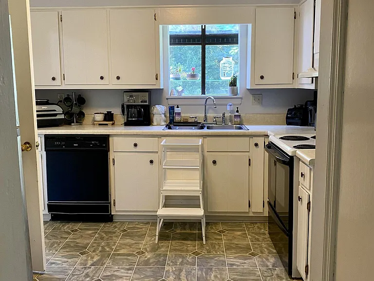Spacious kitchen w/ herb garden window