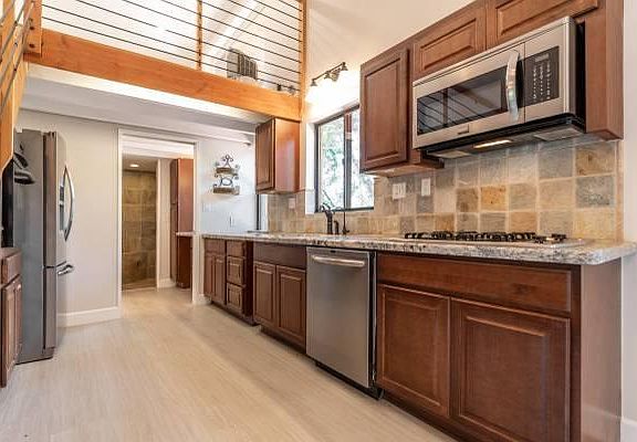 Full kitchen, newly redone, french door fridge with water and ice