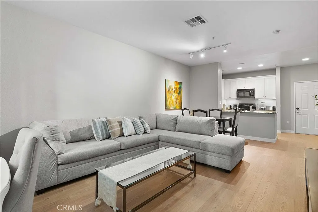 1 bed, 725 sqft, $3,600 — Photo 3