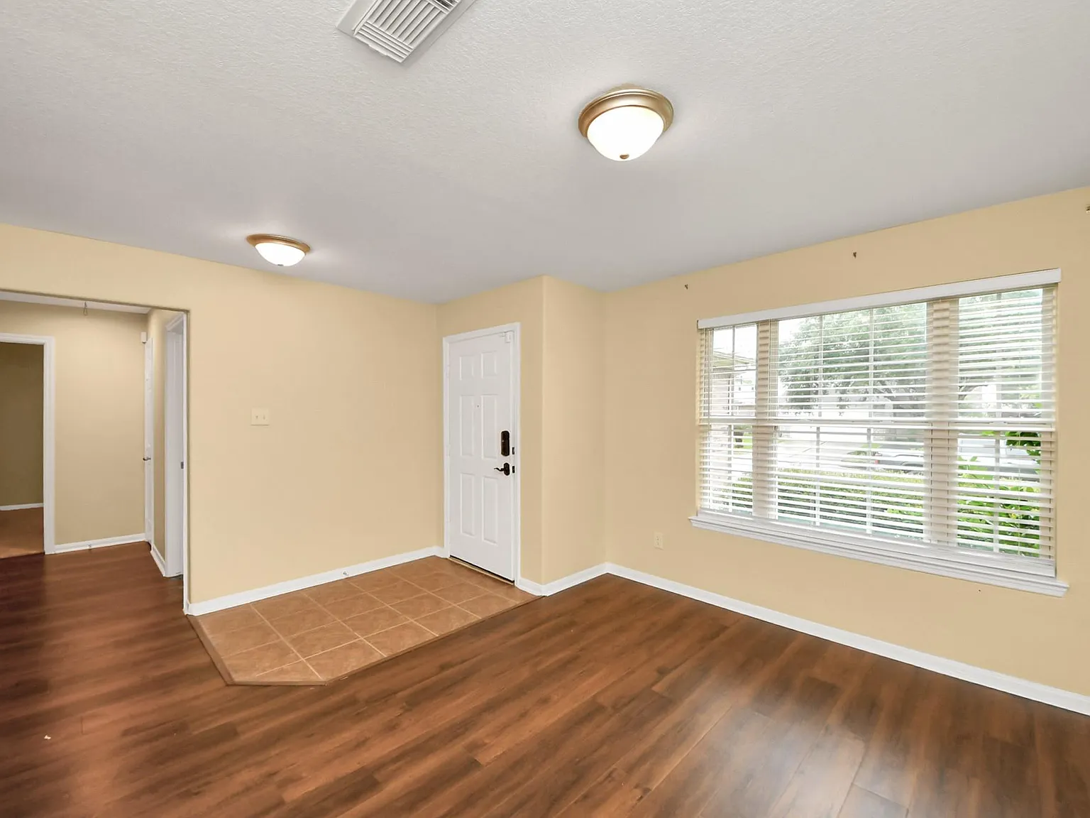 3 bed, 2.0 bath, 1558 sqft, $2,200 — Photo 3