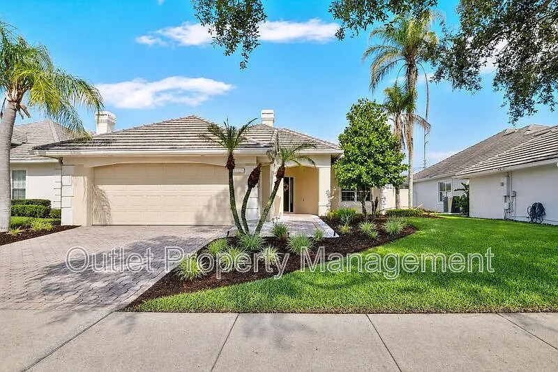 3 bed, 2.0 bath, 2521 sqft, $3,300 — Photo 4