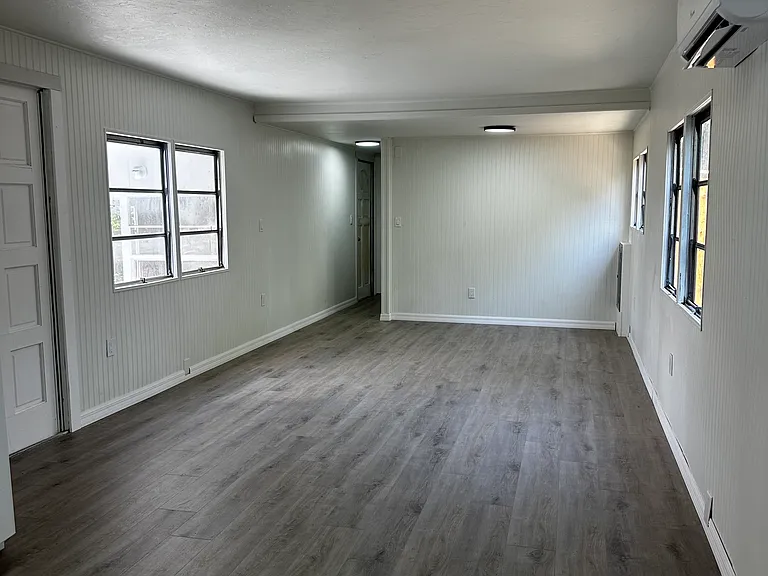 114 Portia St N — Photo 5