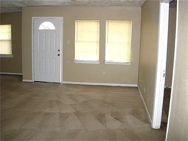 3 bed, 1.0 bath, 1124 sqft, $1,200 — Photo 4