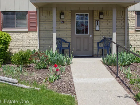 1092 Hillcrest Dr #1, Oxford, MI 48371