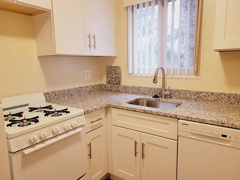 Twelve Oaks Apartments — Photo 17