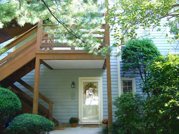 10003 Oakton Terrace Rd, Oakton, VA 22124