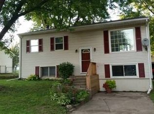 1413 Glenwood Dr, Le Claire, IA