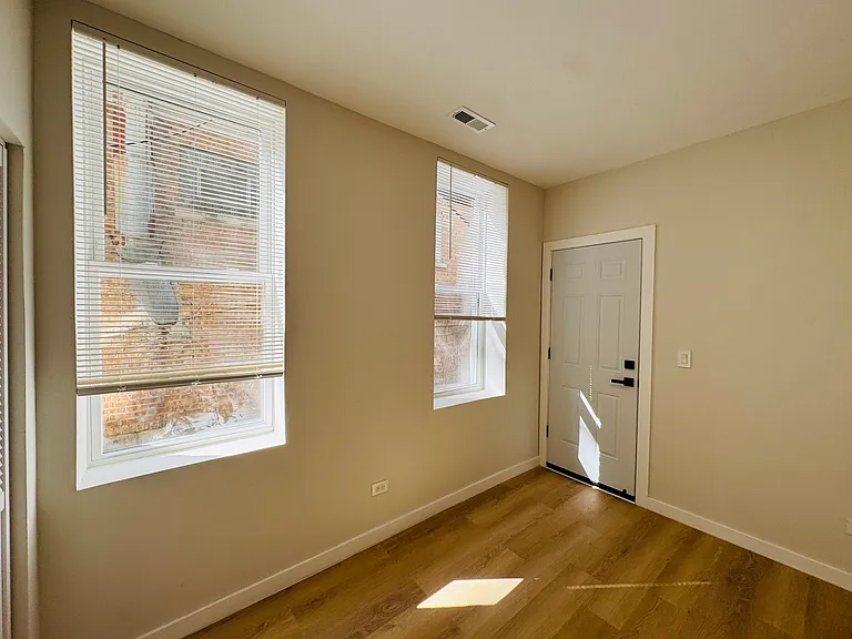 833 W 35th Pl #1R — Photo 7