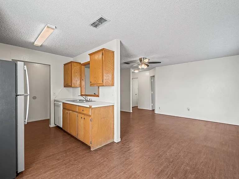 2107 La Salle Ave — Photo 3