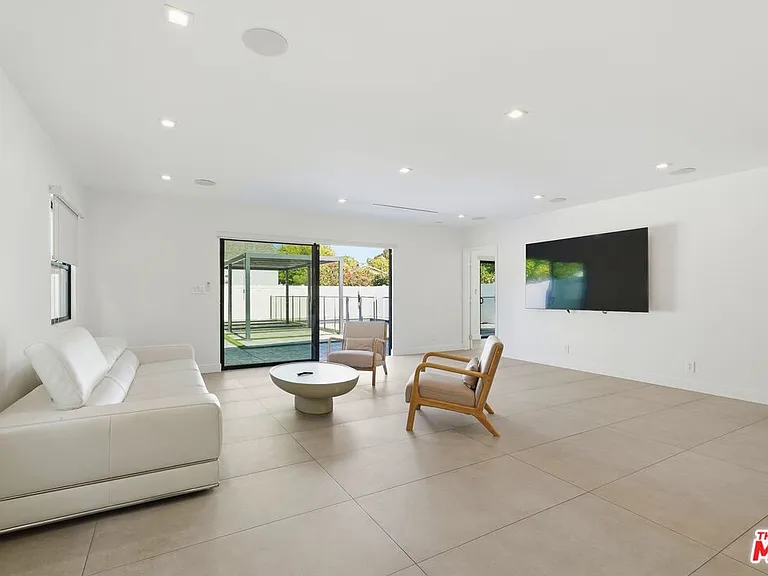 5735 Saloma Ave — Photo 35