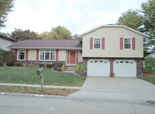 4475 Apple Valley Dr, Bettendorf, IA