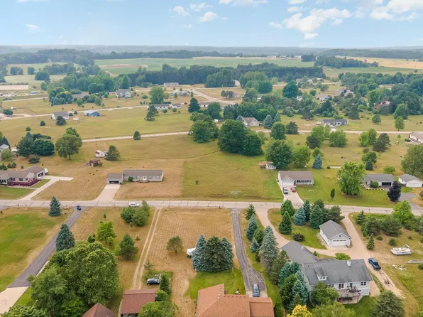 1016 Pyrenees Dr, Weidman, MI 48893
