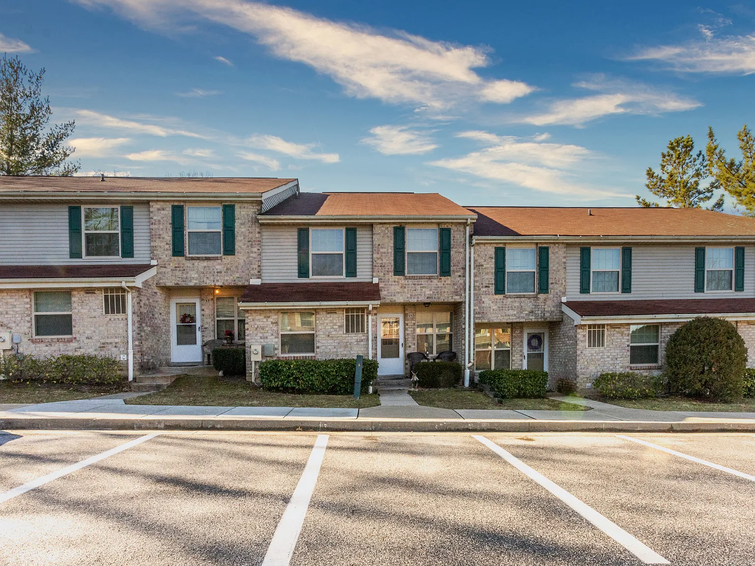 Spring Hill Apartments & Townhomes — Photo 2