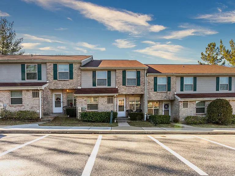 Spring Hill Apartments & Townhomes — Photo 31