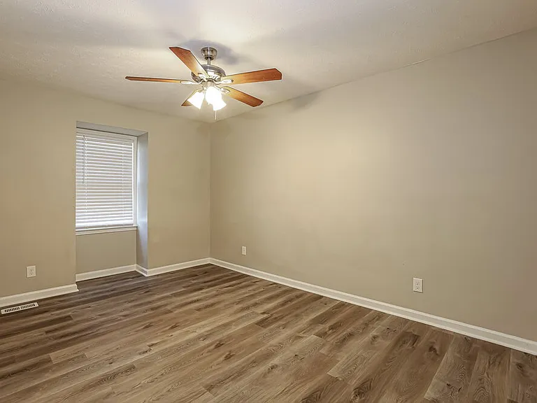 1398 Lakeview Pkwy — Photo 13