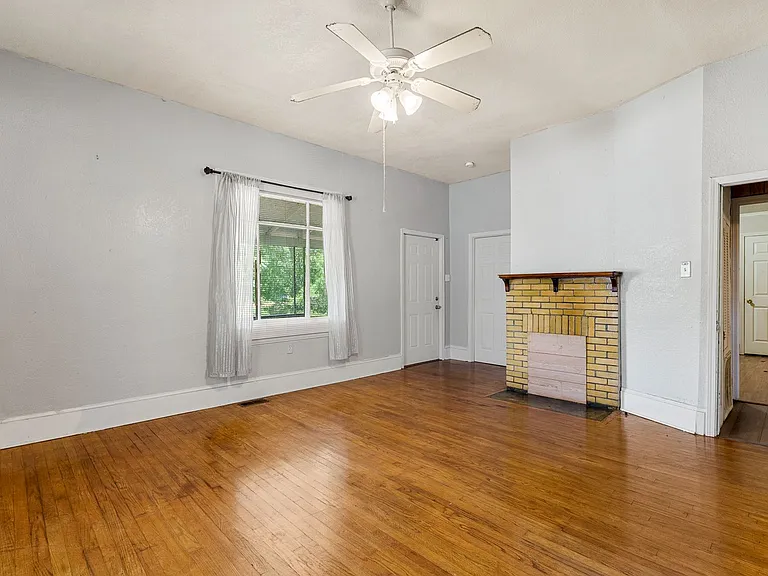 902 Pickens St — Photo 3