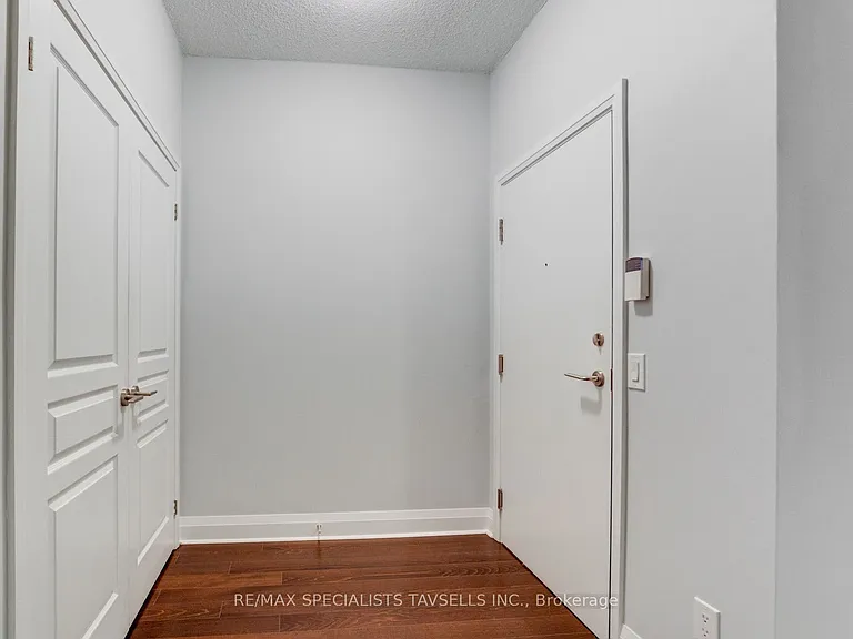 1 Hurontario St #304 — Photo 13