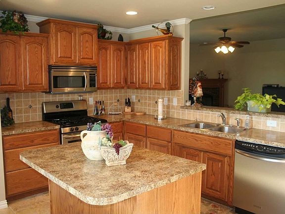 Kitchen w/ staggered oak cabinets