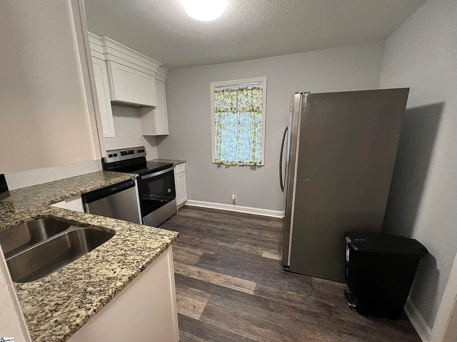 2 bed, 918 sqft, $1,800 — Photo 2