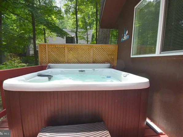 1220 Mountainside Rd, Berkeley Springs, WV 25411