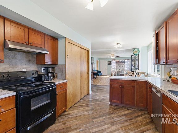 4th image of 215 17th Ave S