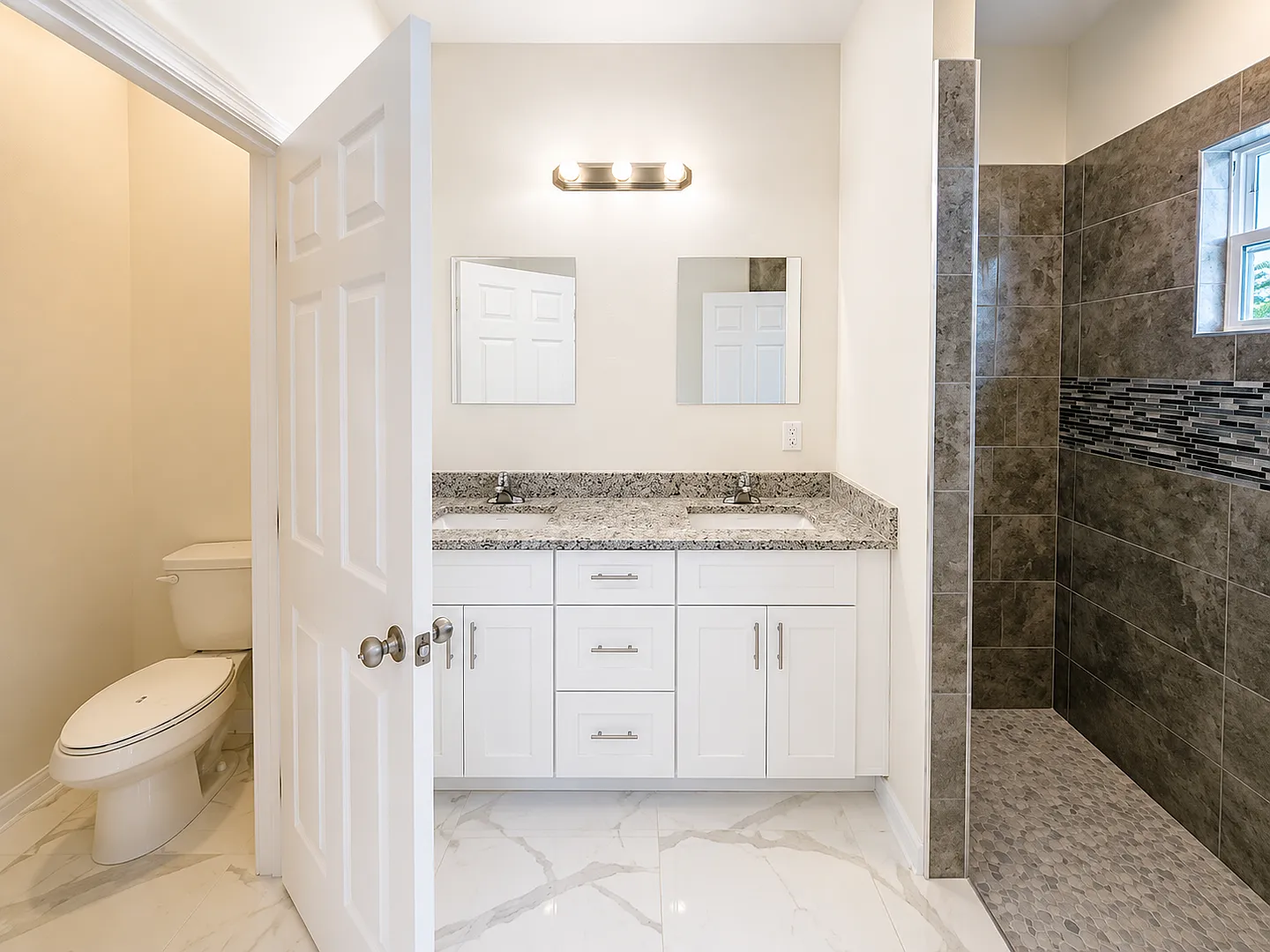 Large 4 Bedroom, 3 Bath, 2 Car Garage-Move In Ready! — Photo 4