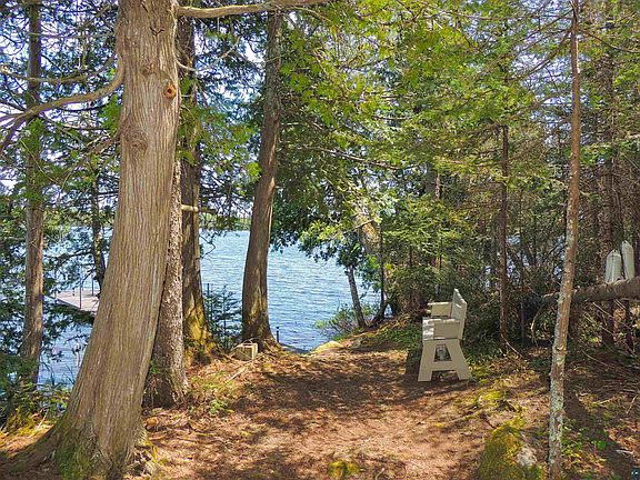 3rd image of 38 Christine Point Rd