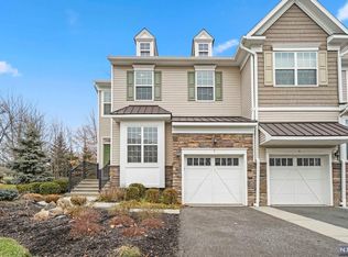 2 Masterson Ct, Waldwick, NJ 07463