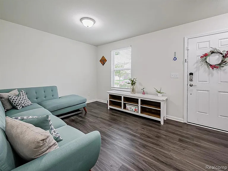 8640 Quincy Dr — Photo 3