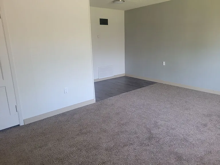 420 SE Pinecrest Dr — Photo 2