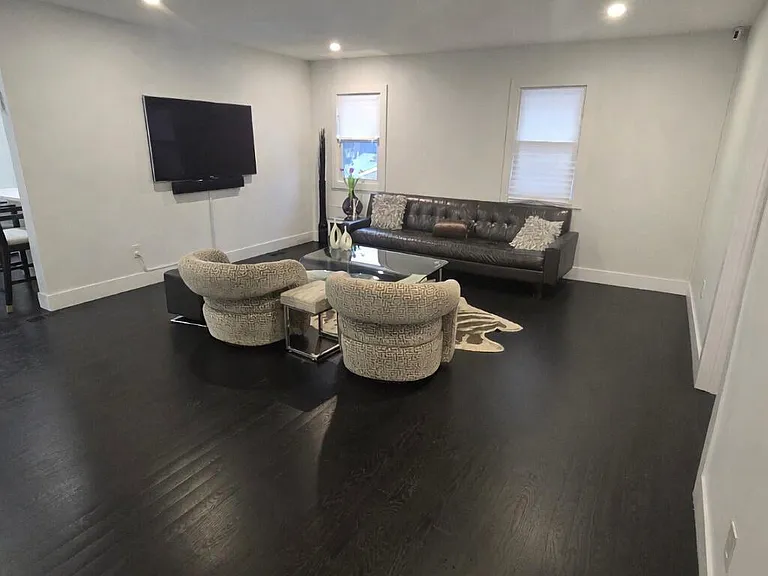 486 W Lincoln Ave — Photo 2