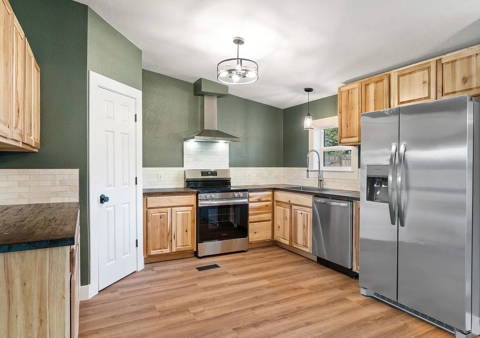 Available Now: Fully Renovated Turnkey Home in Crooked River Ranch! — Photo 2