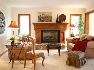 5862 Rolling Rd, Woodland Hills, CA 91367