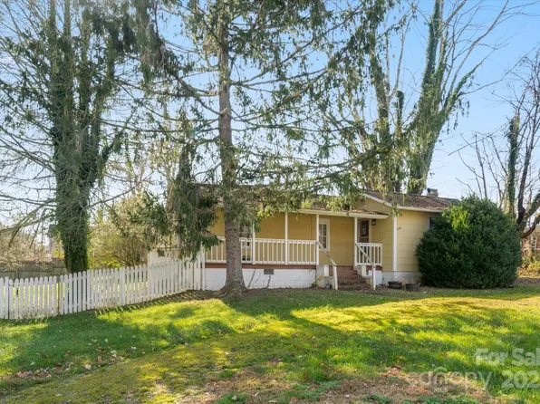 119 E Walker St, East Flat Rock, NC 28726