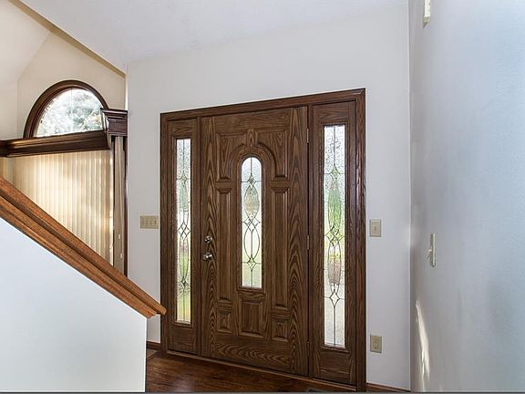 4th image of 2325 Meadowood Blvd